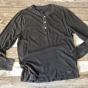 Long sleeve with mid buttons.
